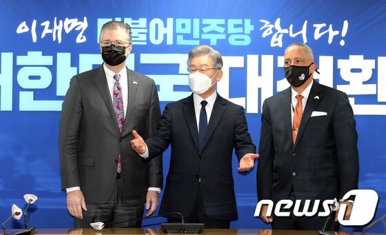 이재명 더불어민주당 대선후보(가운데)가 11일 서울 여의도 민주당사를 방문한 대니얼 크리튼브링크 미국 국무부 동아시아·태평양 담당 차관보(왼쪽), 크리스토퍼 델 코소 주한미국 대사 대리와 기념촬영을 하고 있다. 2021.11.11/뉴스1 © News1 구윤성 기자