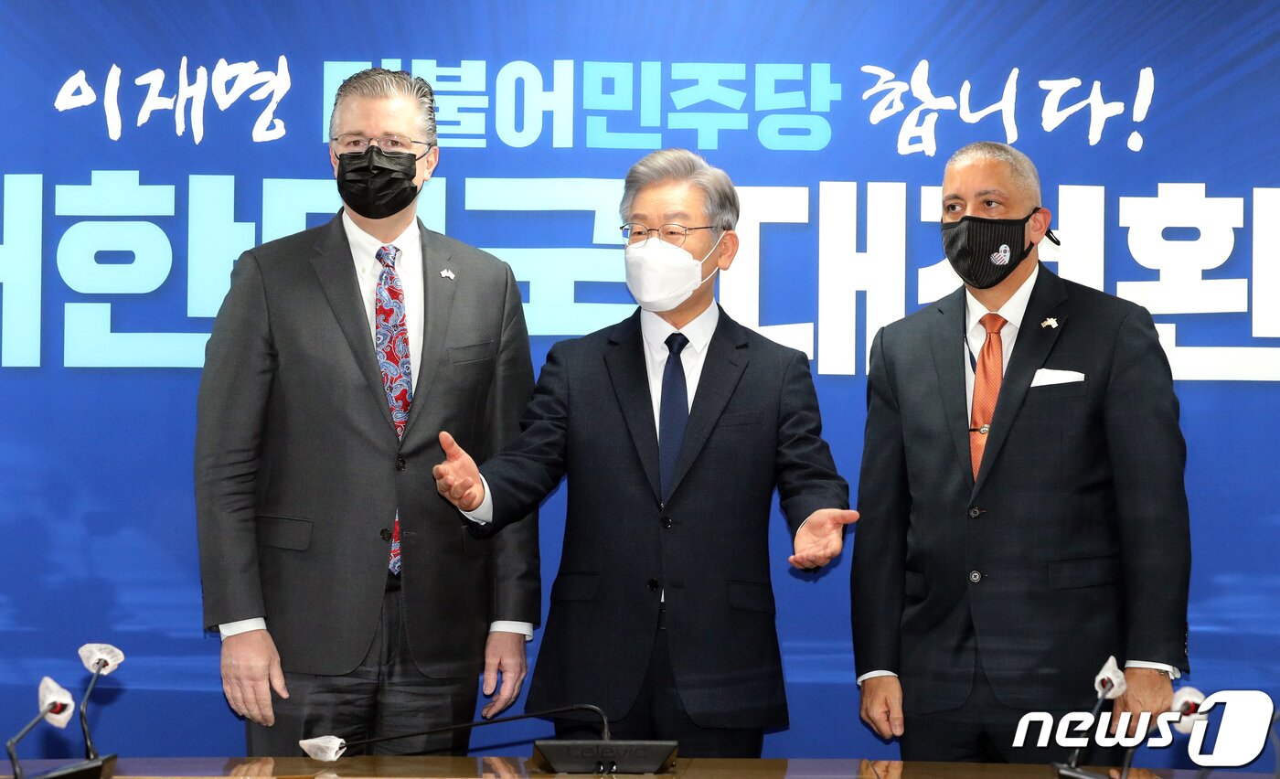 본문 이미지 - 이재명 더불어민주당 대선후보(가운데)가 11일 서울 여의도 민주당사를 방문한 대니얼 크리튼브링크 미국 국무부 동아시아·태평양 담당 차관보(왼쪽), 크리스토퍼 델 코소 주한미국 대사 대리와 기념촬영을 하고 있다. 2021.11.11/뉴스1 ⓒ News1 구윤성 기자
