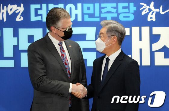 이재명 더불어민주당 대선 후보가 11일 오후 서울 여의도 더불어민주당 중앙당사에서 대니얼 크리튼브링크 미국 국무부 동아시아·태평양 담당 차관보와 만나 악수하고 있다. 2021.11.11/뉴스1 © News1 구윤성 기자