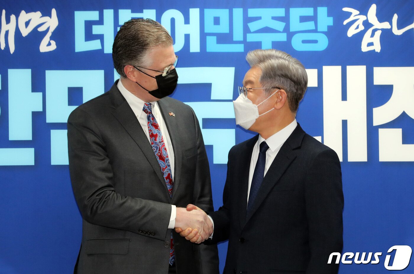 본문 이미지 - 이재명 더불어민주당 대선 후보가 11일 오후 서울 여의도 더불어민주당 중앙당사에서 대니얼 크리튼브링크 미국 국무부 동아시아·태평양 담당 차관보와 만나 악수하고 있다. 2021.11.11/뉴스1 ⓒ News1 구윤성 기자