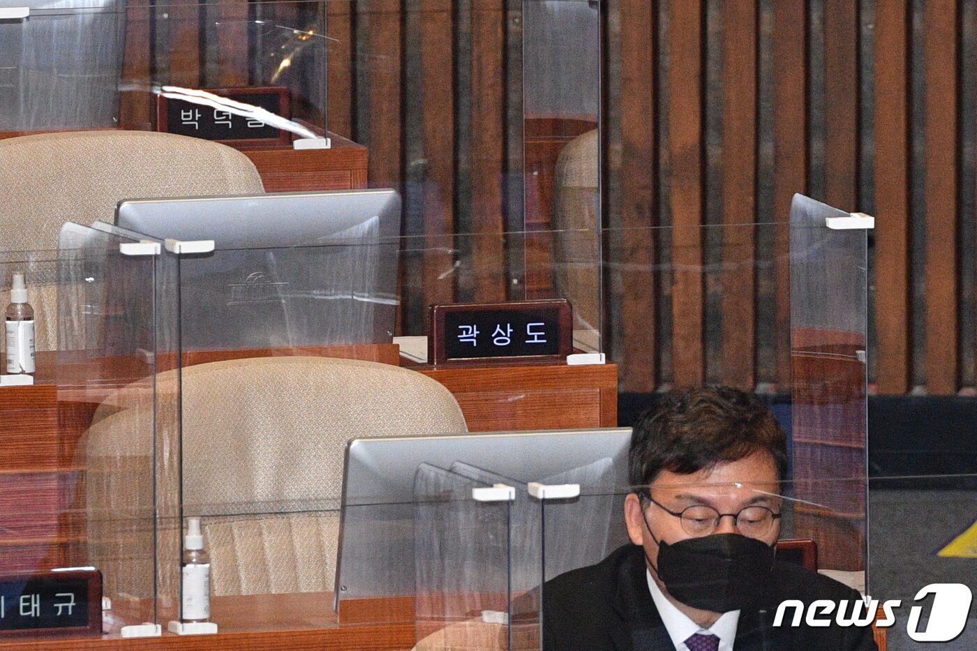 본문 이미지 - 아들 50억 퇴직금 논란으로 국민의힘을 탈당한 곽상도 무소속 의원의 사직안이 상정된 11일 오후 서울 여의도 국회 본회의장에 곽 의원의 의석이 비어있다. 이날 곽 의원의 사직안은 찬성 194표, 반대 41표, 기권 17표로 가결 됐다. 2021.11.11/뉴스1 ⓒ News1 구윤성 기자