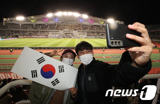 11일 오후 2022 국제축구연맹(FIFA) 카타르 월드컵 최종예선 대한민국과 아랍에미리트(UAE)의 경기가 열리는 경기도 고양시 고양종합운동장을 찾은 관중들이 경기를 기다리고 있다. 그동안 신종 코로나바이러스 감염증(코로나19) 여파로 무관중 혹은 제한 유관중 입장만 허용됐지만 이번 A매치부터는 정부의 단계적 일상회복에 발맞춰 100% 입장이 가능하다. 국내 A매치 100% 관중 입장은 2019년 12월 동아시아축구연맹(EAFF) E-1챔피언십 이후 약 2년 만이다. 2021.11.11/뉴스1 © News1 이성철 기자