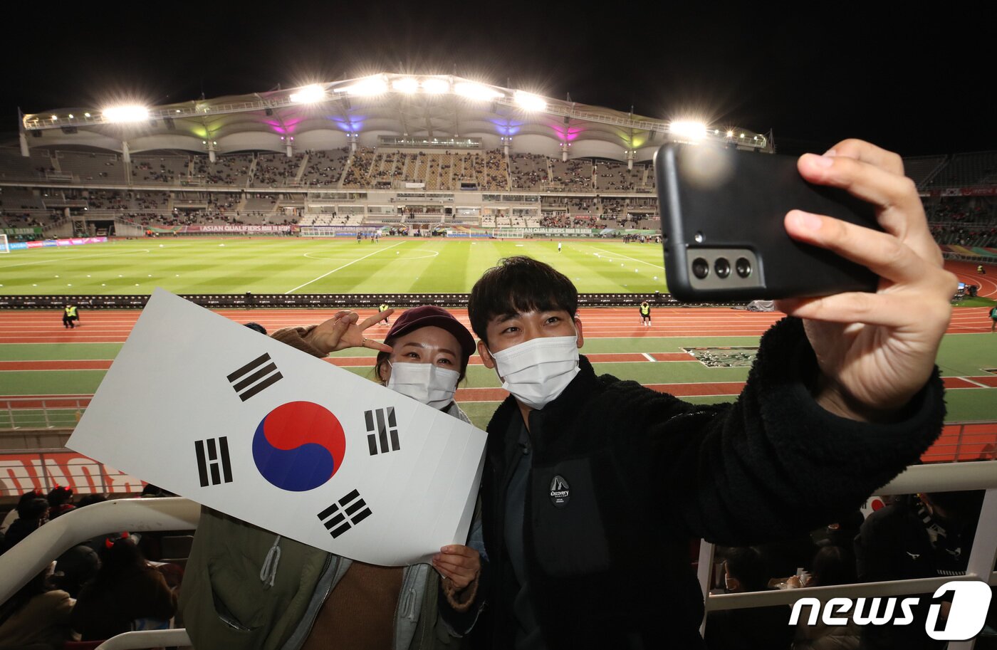 본문 이미지 - 11일 오후 2022 국제축구연맹(FIFA) 카타르 월드컵 최종예선 대한민국과 아랍에미리트(UAE)의 경기가 열리는 경기도 고양시 고양종합운동장을 찾은 관중들이 경기를 기다리고 있다. 그동안 신종 코로나바이러스 감염증(코로나19) 여파로 무관중 혹은 제한 유관중 입장만 허용됐지만 이번 A매치부터는 정부의 단계적 일상회복에 발맞춰 100% 입장이 가능하다. 국내 A매치 100% 관중 입장은 2019년 12월 동아시아축구연맹(EAFF) E-1챔피언십 이후 약 2년 만이다. 2021.11.11/뉴스1 ⓒ News1 이성철 기자