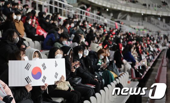 11일 오후 2022 국제축구연맹(FIFA) 카타르 월드컵 최종예선 대한민국과 아랍에미리트(UAE)의 경기가 열리는 경기도 고양시 고양종합운동장을 찾은 관중들이 경기를 기다리고 있다. 그동안 신종 코로나바이러스 감염증(코로나19) 여파로 무관중 혹은 제한 유관중 입장만 허용됐지만 이번 A매치부터는 정부의 단계적 일상회복에 발맞춰 100% 입장이 가능하다. 국내 A매치 100% 관중 입장은 2019년 12월 동아시아축구연맹(EAFF) E-1챔피언십 이후 약 2년 만이다. 2021.11.11/뉴스1 © News1 이성철 기자