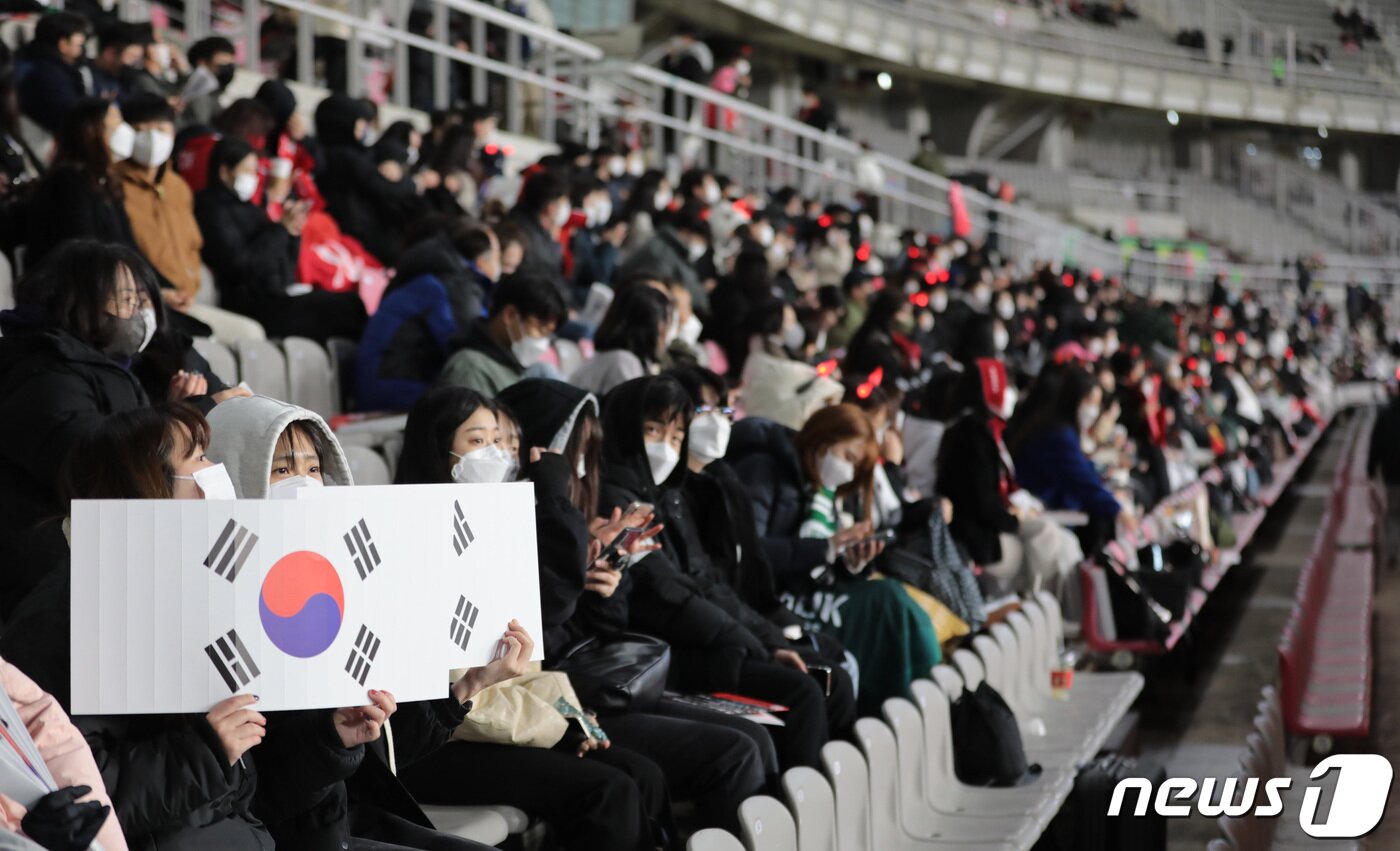 본문 이미지 - 11일 오후 2022 국제축구연맹(FIFA) 카타르 월드컵 최종예선 대한민국과 아랍에미리트(UAE)의 경기가 열리는 경기도 고양시 고양종합운동장을 찾은 관중들이 경기를 기다리고 있다. 그동안 신종 코로나바이러스 감염증(코로나19) 여파로 무관중 혹은 제한 유관중 입장만 허용됐지만 이번 A매치부터는 정부의 단계적 일상회복에 발맞춰 100% 입장이 가능하다. 국내 A매치 100% 관중 입장은 2019년 12월 동아시아축구연맹(EAFF) E-1챔피언십 이후 약 2년 만이다. 2021.11.11/뉴스1 ⓒ News1 이성철 기자