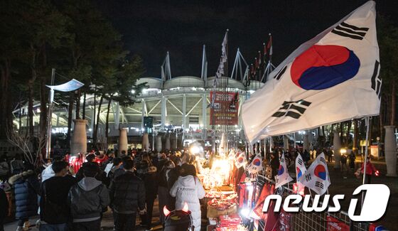 11일 오후 2022 국제축구연맹(FIFA) 카타르 월드컵 최종예선 대한민국과 아랍에미리트(UAE)의 경기가 열리는 경기도 고양시 고양종합운동장을 찾은 관람객들이 발걸음을 옮기고 있다. 그동안 신종 코로나바이러스 감염증(코로나19) 여파로 무관중 혹은 제한 유관중 입장만 허용됐지만 이번 A매치부터는 정부의 단계적 일상회복에 발맞춰 100% 입장이 가능하다. 국내 A매치 100% 관중 입장은 2019년 12월 동아시아축구연맹(EAFF) E-1챔피언십 이후 약 2년 만이다. 2021.11.11/뉴스1 © News1 이승배 기자