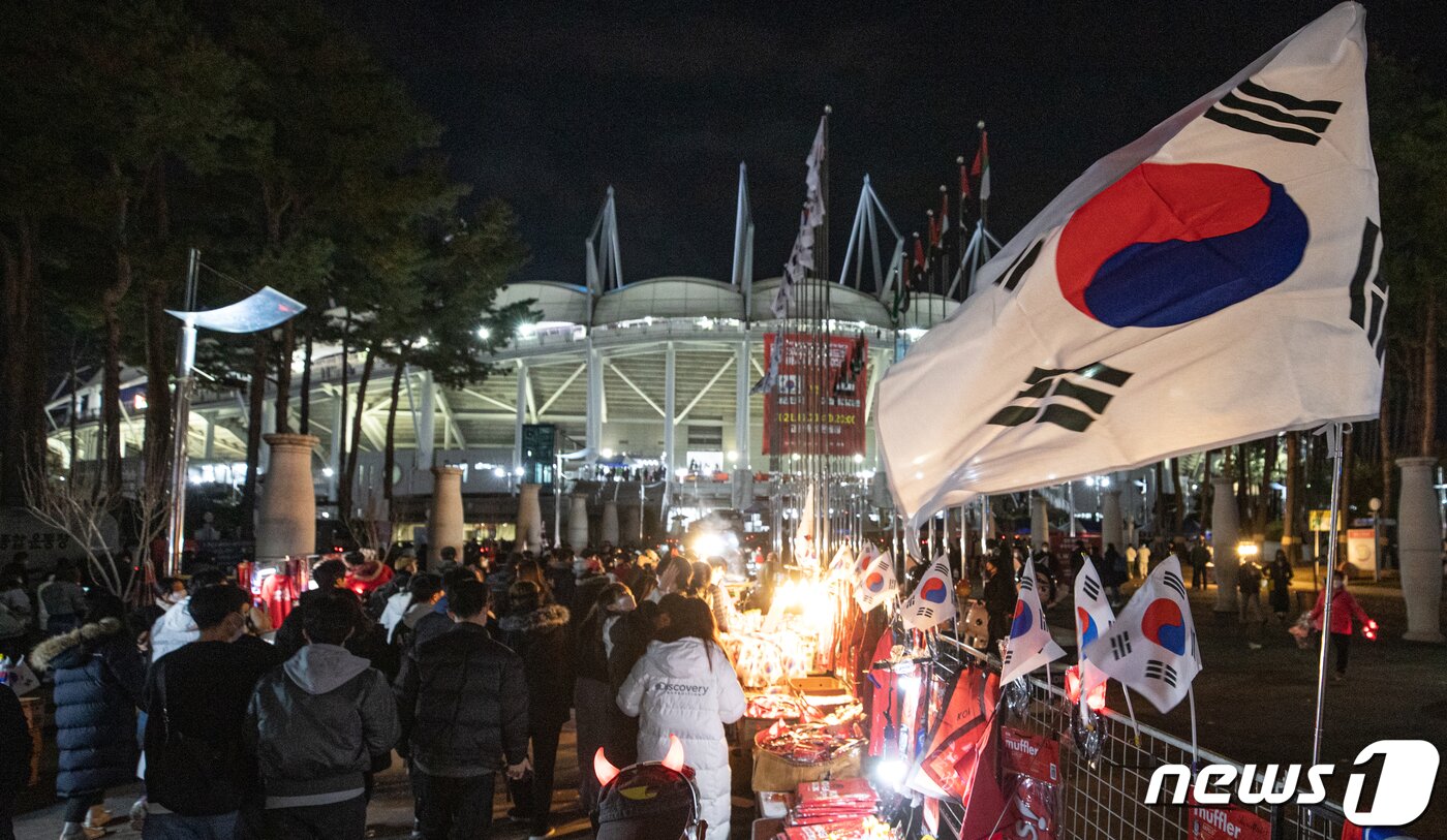 본문 이미지 - 11일 오후 2022 국제축구연맹(FIFA) 카타르 월드컵 최종예선 대한민국과 아랍에미리트(UAE)의 경기가 열리는 경기도 고양시 고양종합운동장을 찾은 관람객들이 발걸음을 옮기고 있다. 그동안 신종 코로나바이러스 감염증(코로나19) 여파로 무관중 혹은 제한 유관중 입장만 허용됐지만 이번 A매치부터는 정부의 단계적 일상회복에 발맞춰 100% 입장이 가능하다. 국내 A매치 100% 관중 입장은 2019년 12월 동아시아축구연맹(EAFF) E-1챔피언십 이후 약 2년 만이다. 2021.11.11/뉴스1 ⓒ News1 이승배 기자