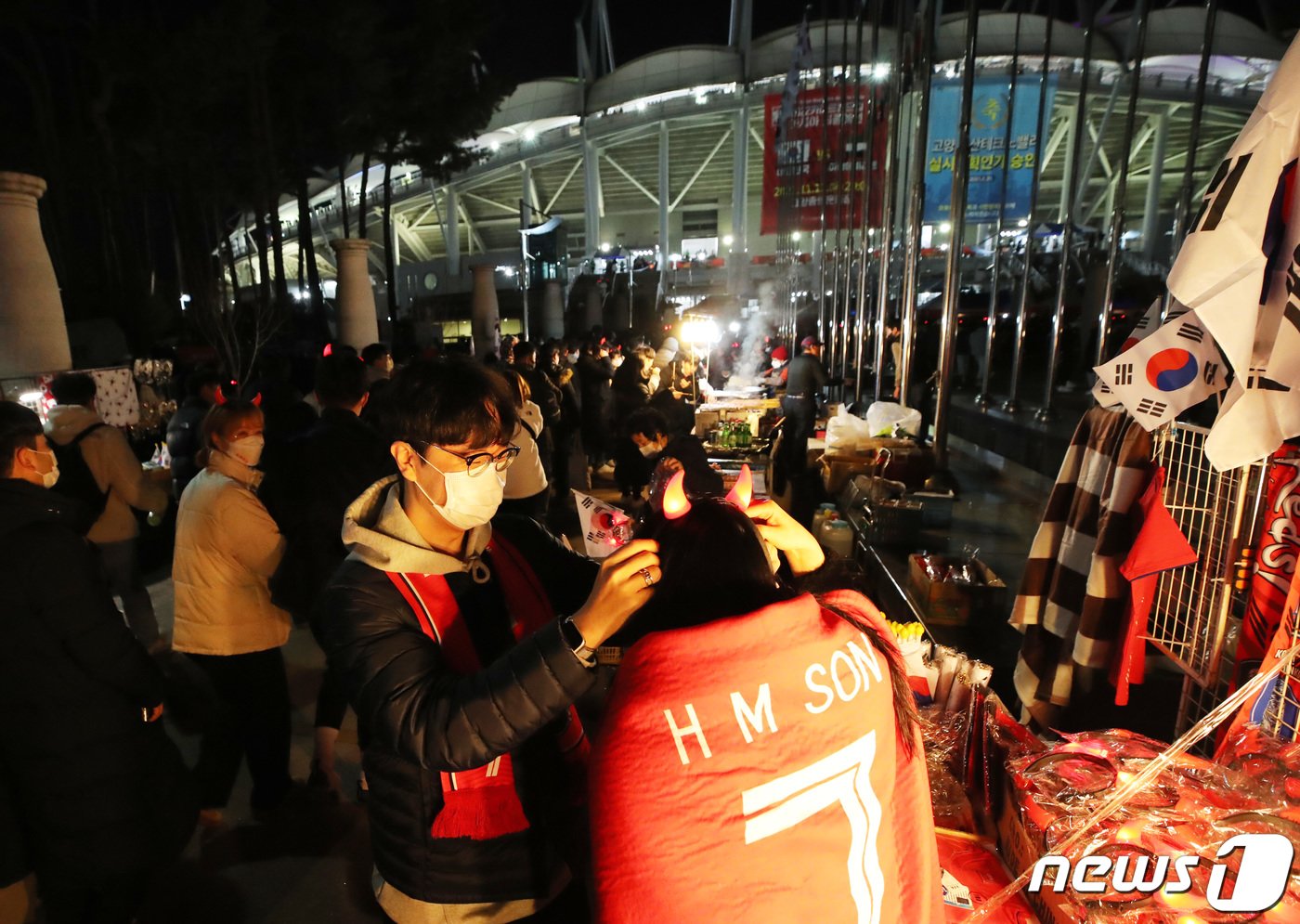본문 이미지 - 11일 오후 2022 국제축구연맹(FIFA) 카타르 월드컵 최종예선 대한민국과 아랍에미리트(UAE)의 경기가 열리는 경기도 고양시 고양종합운동장을 관중들이 입장하고 있다. 2021.11.11/뉴스1 ⓒ News1 이성철 기자