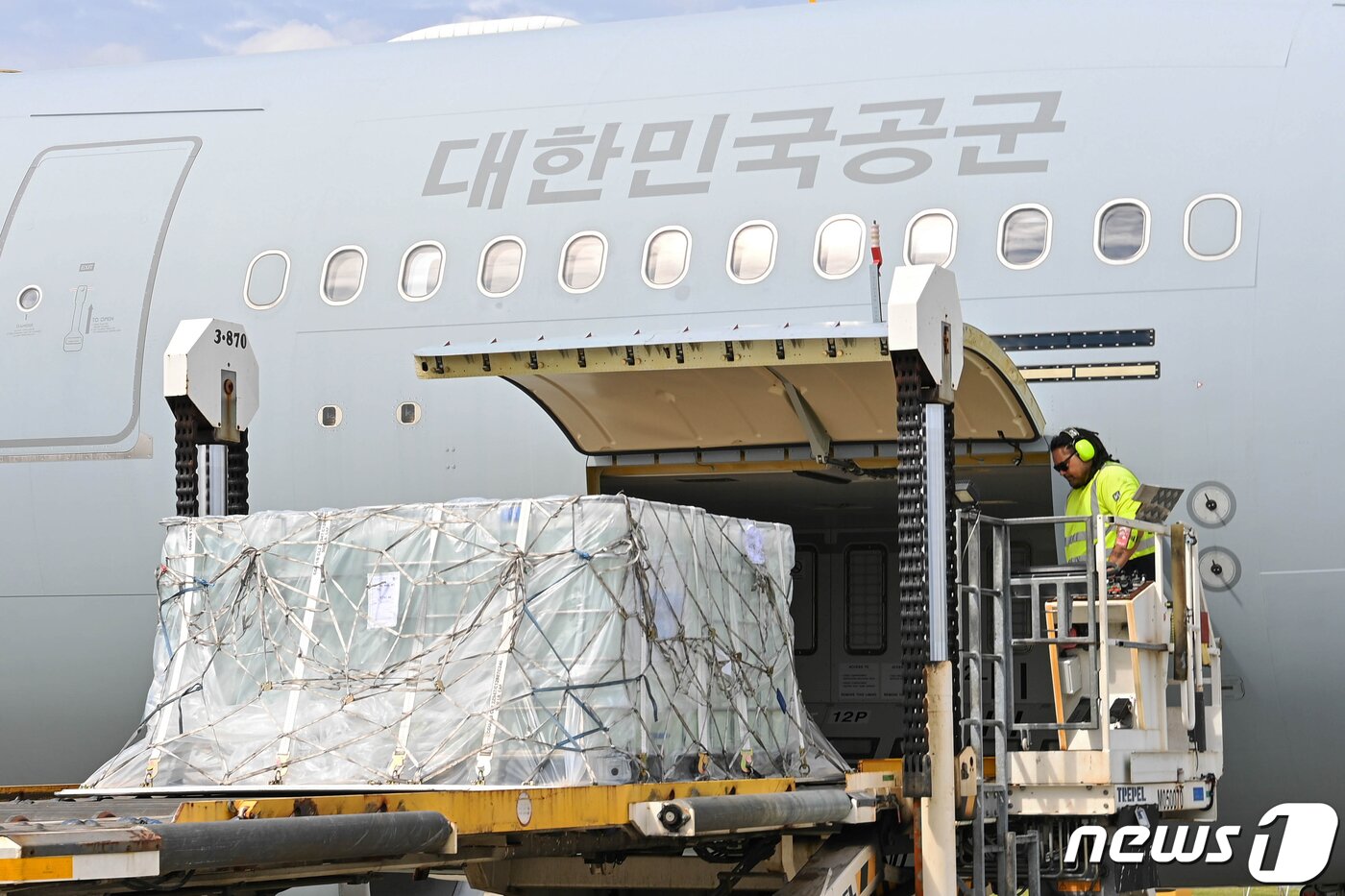 본문 이미지 - 지난 2021년 11월11일 오전(현지시각) 호주에서 긴급하게 공수한 요소수를 공군 KC-330 '시그너스' 수송기에 싣고 있다.(공군 제공) 2021.11.11/뉴스1 ⓒ News1 김명섭 기자