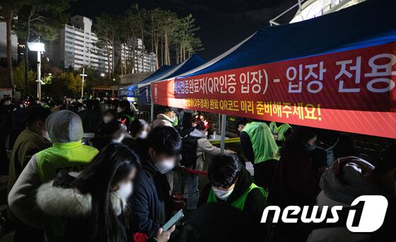 11일 오후 2022 국제축구연맹(FIFA) 카타르 월드컵 최종예선 대한민국과 아랍에미리트(UAE)의 경기가 열리는 경기도 고양시 고양종합운동장을 찾은 관람객들이 입장을 위해 백신접종완료 인증을 하고 있다. 그동안 신종 코로나바이러스 감염증(코로나19) 여파로 무관중 혹은 제한 유관중 입장만 허용됐지만 이번 A매치부터는 정부의 단계적 일상회복에 발맞춰 100% 입장이 가능하다. 국내 A매치 100% 관중 입장은 2019년 12월 동아시아축구연맹(EAFF) E-1챔피언십 이후 약 2년 만이다. 2021.11.11/뉴스1 © News1 이승배 기자