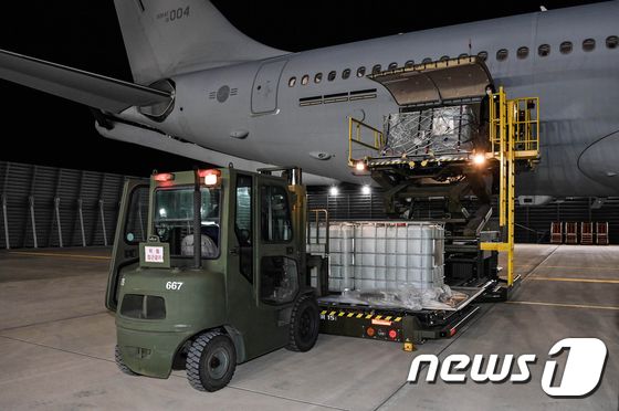 11일 오후, 공군 다목적 공중급유수송기 ‘KC-330'이 호주에서 긴급하게 공수한 요소수를 싣고 김해공항에 도착하자 관계자들이 요소수를 하역하고 있다. (공군 제공) 2021.11.11/뉴스1 © News1 김명섭 기자