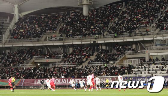 11일 오후 2022 국제축구연맹(FIFA) 카타르 월드컵 최종예선 대한민국과 아랍에미리트(UAE)의 경기가 열리는 경기도 고양시 고양종합운동장을 관중들이 경기를 보고 있다. 그동안 신종 코로나바이러스 감염증(코로나19) 여파로 무관중 혹은 제한 유관중 입장만 허용됐지만 이번 A매치부터는 정부의 단계적 일상회복에 발맞춰 100% 입장이 가능하다. 국내 A매치 100% 관중 입장은 2019년 12월 동아시아축구연맹(EAFF) E-1챔피언십 이후 약 2년 만이다. 2021.11.11/뉴스1 © News1 이성철 기자