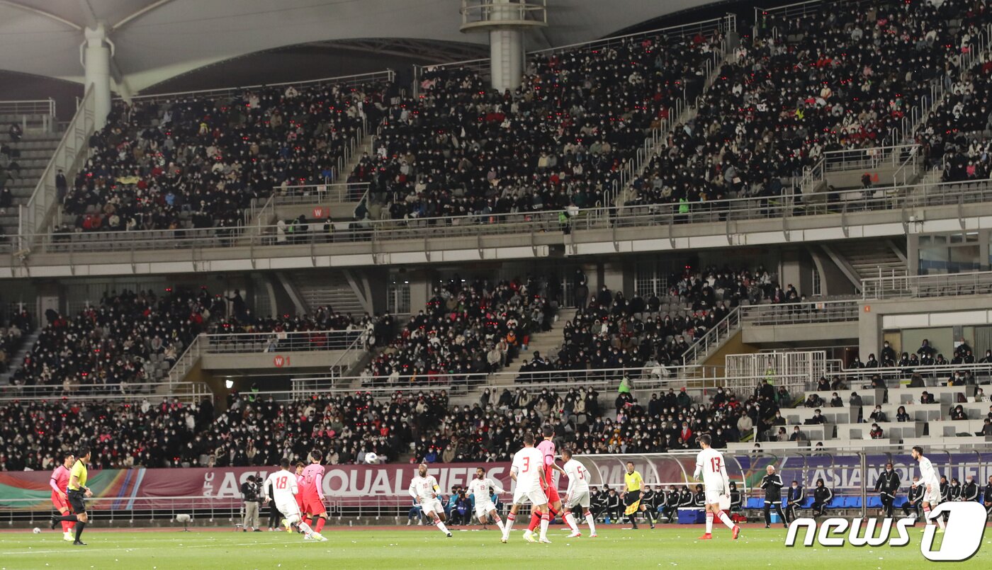 본문 이미지 - 11일 오후 2022 국제축구연맹(FIFA) 카타르 월드컵 최종예선 대한민국과 아랍에미리트(UAE)의 경기가 열리는 경기도 고양시 고양종합운동장을 관중들이 경기를 보고 있다. 그동안 신종 코로나바이러스 감염증(코로나19) 여파로 무관중 혹은 제한 유관중 입장만 허용됐지만 이번 A매치부터는 정부의 단계적 일상회복에 발맞춰 100% 입장이 가능하다. 국내 A매치 100% 관중 입장은 2019년 12월 동아시아축구연맹(EAFF) E-1챔피언십 이후 약 2년 만이다. 2021.11.11/뉴스1 ⓒ News1 이성철 기자