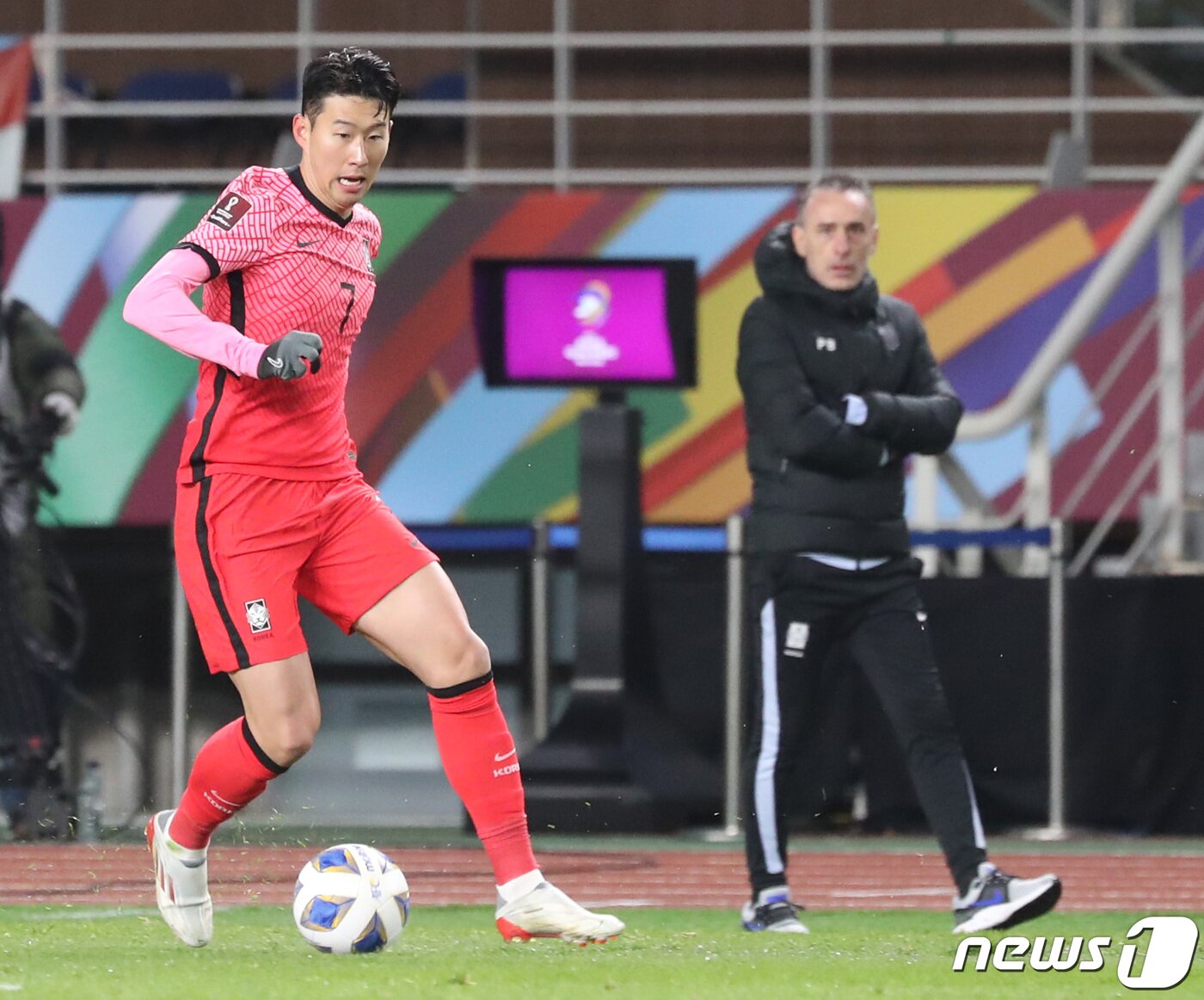 본문 이미지 - 11일 오후 경기도 고양시 고양종합운동장에서 열린 2022 국제축구연맹&#40;FIFA&#41; 카타르 월드컵 최종예선 대한민국과 아랍에미리트&#40;UAE&#41;의 경기에서 손흥민이 돌파하고 있다. 2021.11.11/뉴스1 ⓒ News1 이성철 기자