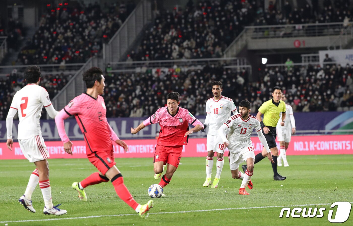 본문 이미지 - 11일 오후 경기도 고양시 고양종합운동장에서 열린 2022 국제축구연맹&#40;FIFA&#41; 카타르 월드컵 최종예선 대한민국과 아랍에미리트&#40;UAE&#41;의 경기에서 조규성이 돌파하고 있다. 2021.11.11/뉴스1 ⓒ News1 이성철 기자