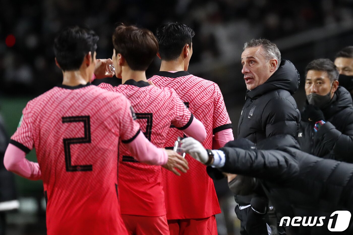 본문 이미지 - 11일 오후 경기도 고양시 고양종합운동장에서 열린 2022 국제축구연맹(FIFA) 카타르 월드컵 최종예선 대한민국과 아랍에미리트(UAE)의 경기에서 대한민국 벤투 감독이 선수들과 대화하고 있다. 2021.11.11/뉴스1 ⓒ News1 이승배 기자