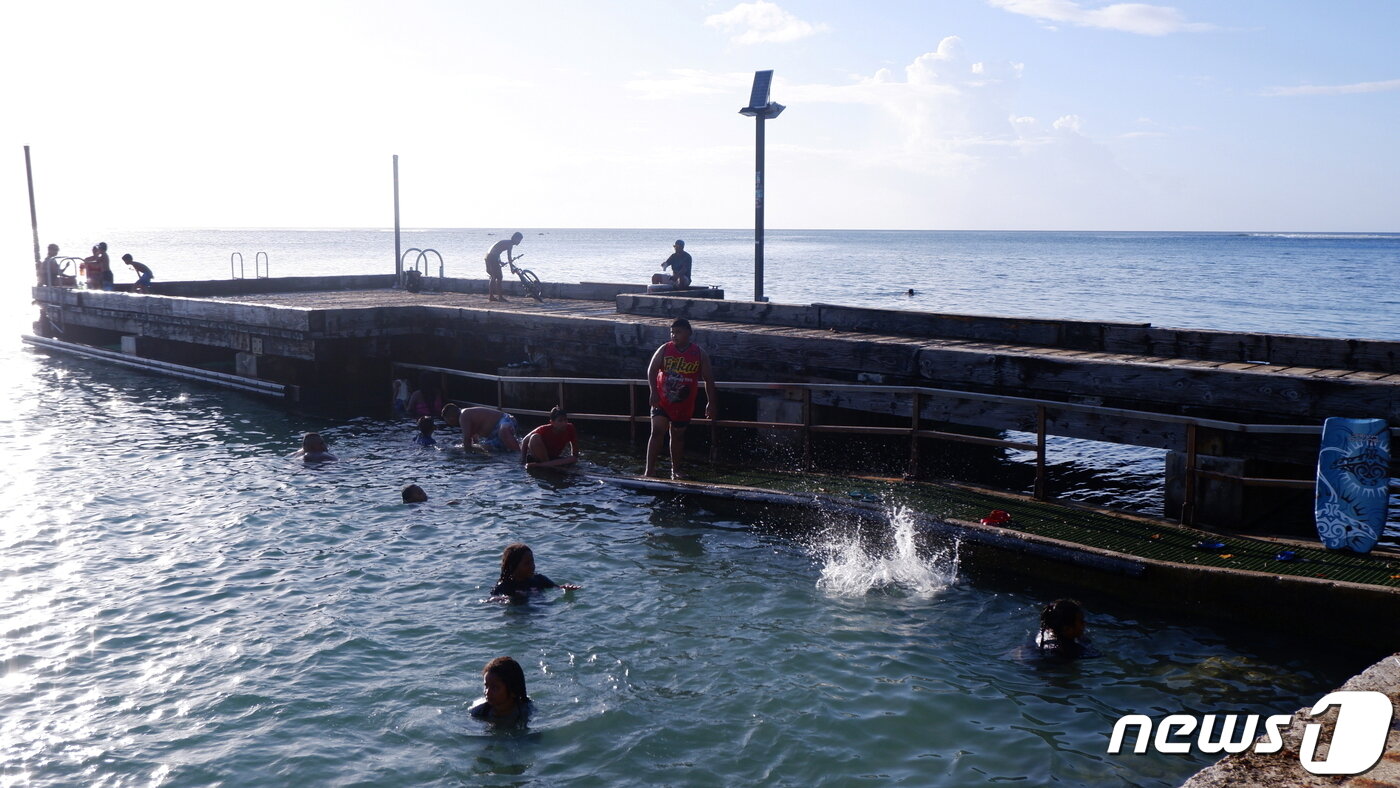 본문 이미지 - 얼굴만 내밀고 물놀이를 즐기고 있는 현지 아이들의 모습 ⓒ 뉴스1 윤슬빈 기자