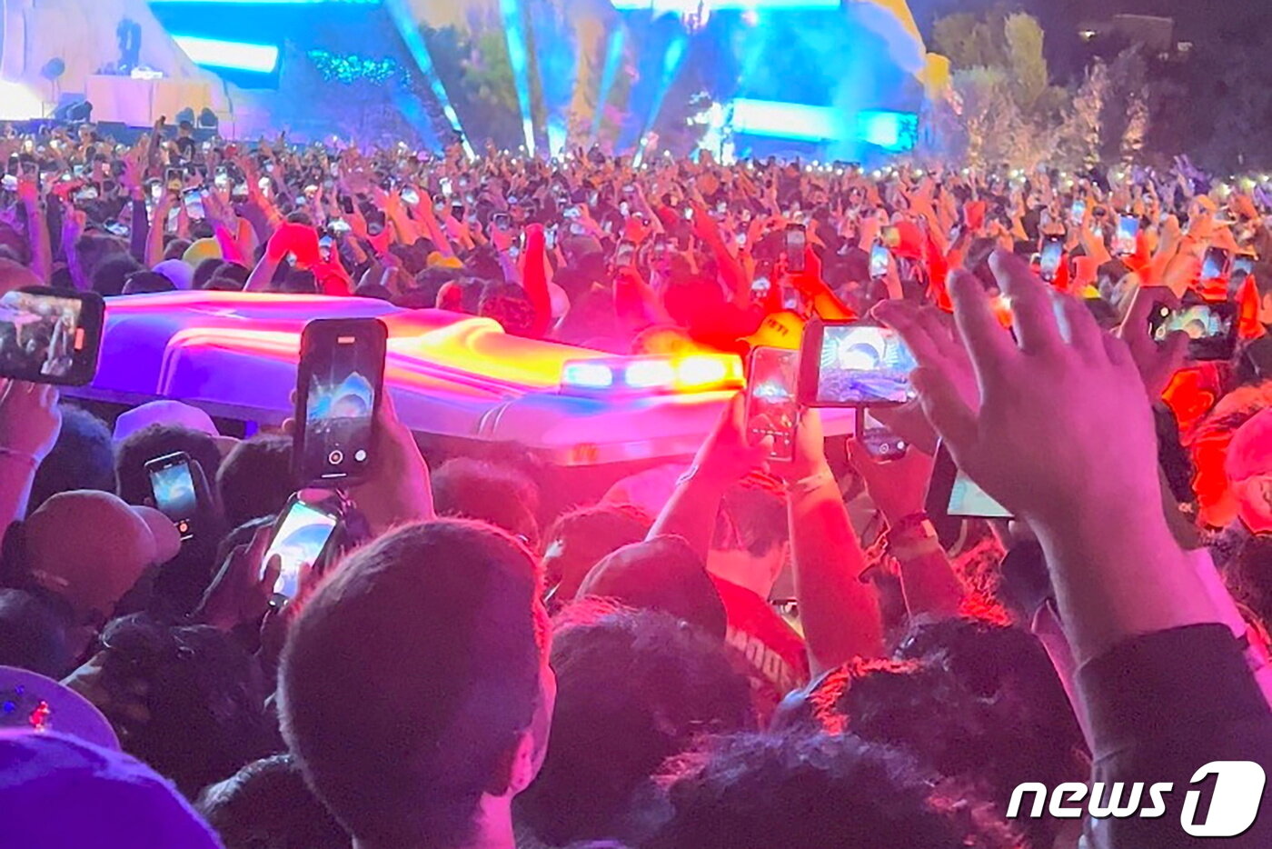 본문 이미지 - 2021년 11월5일 미국 텍사스주 휴스턴 아스트로월드 뮤직 페스티벌에서 구급차가 군중 사이로 들어선 모습. ⓒ 로이터=뉴스1 ⓒ News1 최서윤 기자