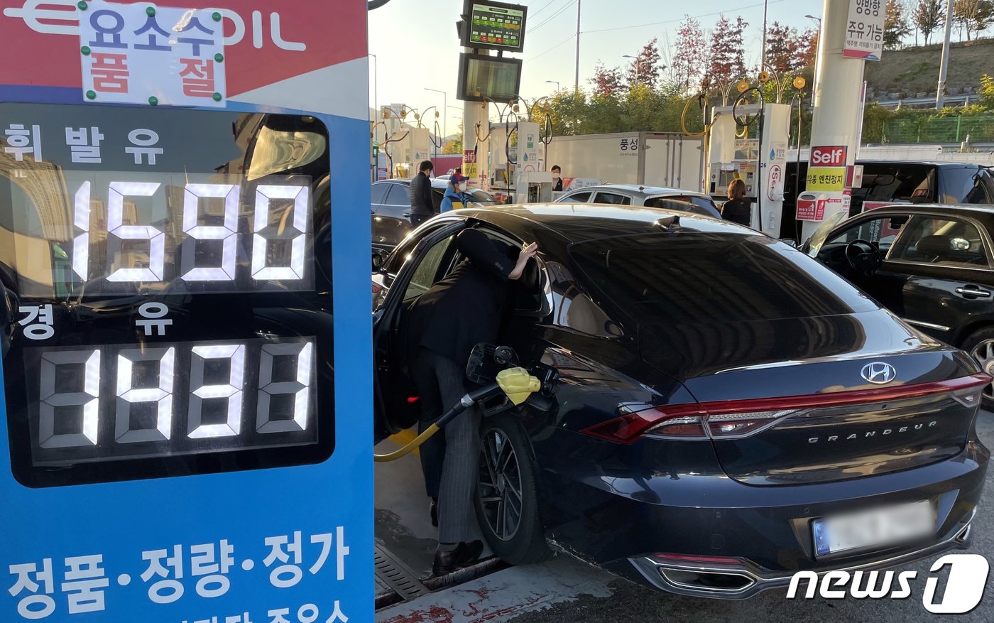 본문 이미지 - 유류세가 한시적으로 20% 인하된 12일 오전 서울 서초구 만남의광장 휴게소에서 시민들이 줄지어 주유하고 있다. 2021.11.12/뉴스1 ⓒ News1 이동해 기자
