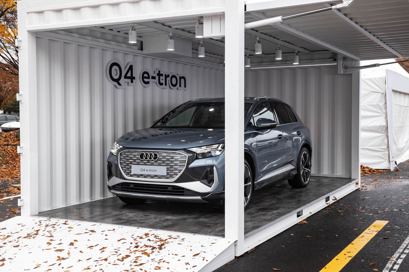 본문 이미지 - 과천 서울대공원 주차장에 아우디 'Q4 e-트론'이 전시돼 있다. ⓒ 뉴스1