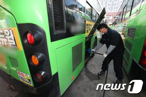 12일 오전 서울의 한 버스운송 업체에서 정비 책임자가 버스에 요소수를 넣고 있다. 정부가 현장점검 중 수입업체에서 확인한 차량용 요소 700t을 투입해 요소수 200만 리터를 생산한다고 밝혔다. 생산된 요소수는 12일부터 버스·청소차에 우선 공급한다. 이억원 기획재정부 제1차관은 지난 11일 정부서울청사에서 '제4차 요소수 수급 관련 범부처 합동 대응 회의'에서 이같이 밝히고 긴급수급조정조치 시행에 따른 세부조치, 매점매석 합동 단속 결과 등 요소수 수급 안정을 뒷받침하기 위한 필요 조치들을 논의했다. 요소수 200만 리터는 사업용 화물차(14만3000대), 노선·마을·특수버스(2만2000대) 월 소요량의 약 10일 정도 운행분에 해당한다. 2021.11.12/뉴스1 © News1 성동훈 기자