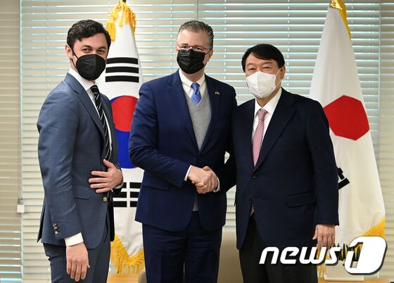 윤석열 국민의힘 대선 후보가 12일 오전 서울 여의도 중앙당사에서 대니얼 크리튼브링크 미국 국무부 동아시아·태평양 담당 차관보(가운데)와 존 오소프 미 상원의원을 접견하고 있다. 2021.11.12/뉴스1 © News1 구윤성 기자
