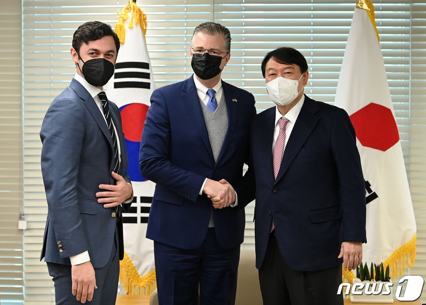본문 이미지 - 윤석열 국민의힘 대선 후보가 12일 오전 서울 여의도 중앙당사에서 대니얼 크리튼브링크 미국 국무부 동아시아·태평양 담당 차관보(가운데)와 존 오소프 미 상원의원을 접견하고 있다. 2021.11.12/뉴스1 ⓒ News1 구윤성 기자