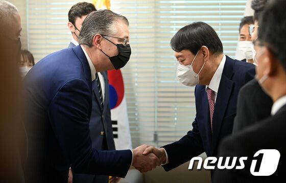 윤석열 국민의힘 대선 후보가 12일 오전 서울 여의도 중앙당사에서 대니얼 크리튼브링크 미국 국무부 동아시아·태평양 담당 차관보를 접견하고 있다. 2021.11.12/뉴스1 © News1 구윤성 기자