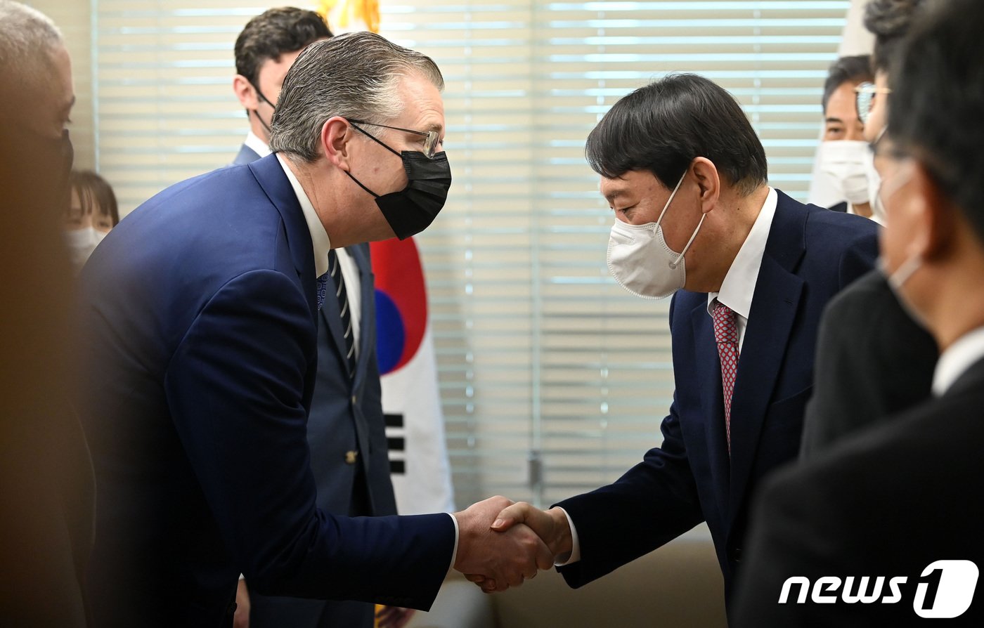 본문 이미지 - 윤석열 국민의힘 대선 후보가 12일 오전 서울 여의도 중앙당사에서 대니얼 크리튼브링크 미국 국무부 동아시아·태평양 담당 차관보를 접견하고 있다. 2021.11.12/뉴스1 ⓒ News1 구윤성 기자
