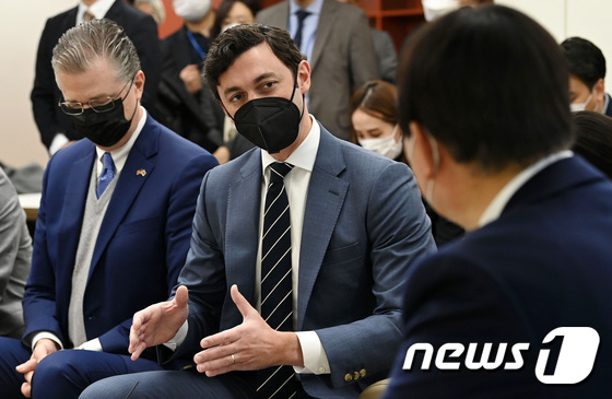 존 오소프 미 상원의원(가운데). 2021.11.12/뉴스1 © News1 구윤성 기자