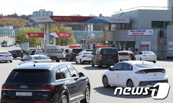 유류세가 한시적으로 인하된 12일 오후 경기 용인시 기흥휴게소에서 시민들이 주유를 하고 있다. 이날부터 유류세가 약 6개월간 한시적으로 20% 인하된다. 리터(L)당 1800원대로 치솟은 휘발유 가격이 1600원대로 떨어질 것으로 기대된다. 정부에 따르면 이날 시행되는 유류세 인하 조치로 휘발유에 부과되는 유류세는 리터당 820원에서 656원으로, 경유는 582원에서 466원, 액화석유가스(LPG) 부탄은 204원에서 164원으로 내린다. 이는 최근 국제유가 급등으로 국내 기름값 부담이 크게 늘어나자 물가 안정과 서민경제 부담을 낮추기 위한 한시적인 조치로 내년 4월 말까지 계속된다. 2021.11.12/뉴스1 © News1 신웅수 기자