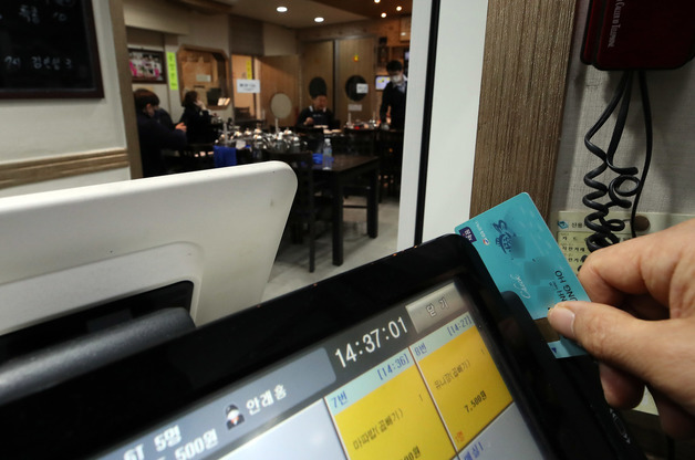 카드승인액 339조, 3.4% 증가…소비쿠폰 기저효과에 증가세 꺾여