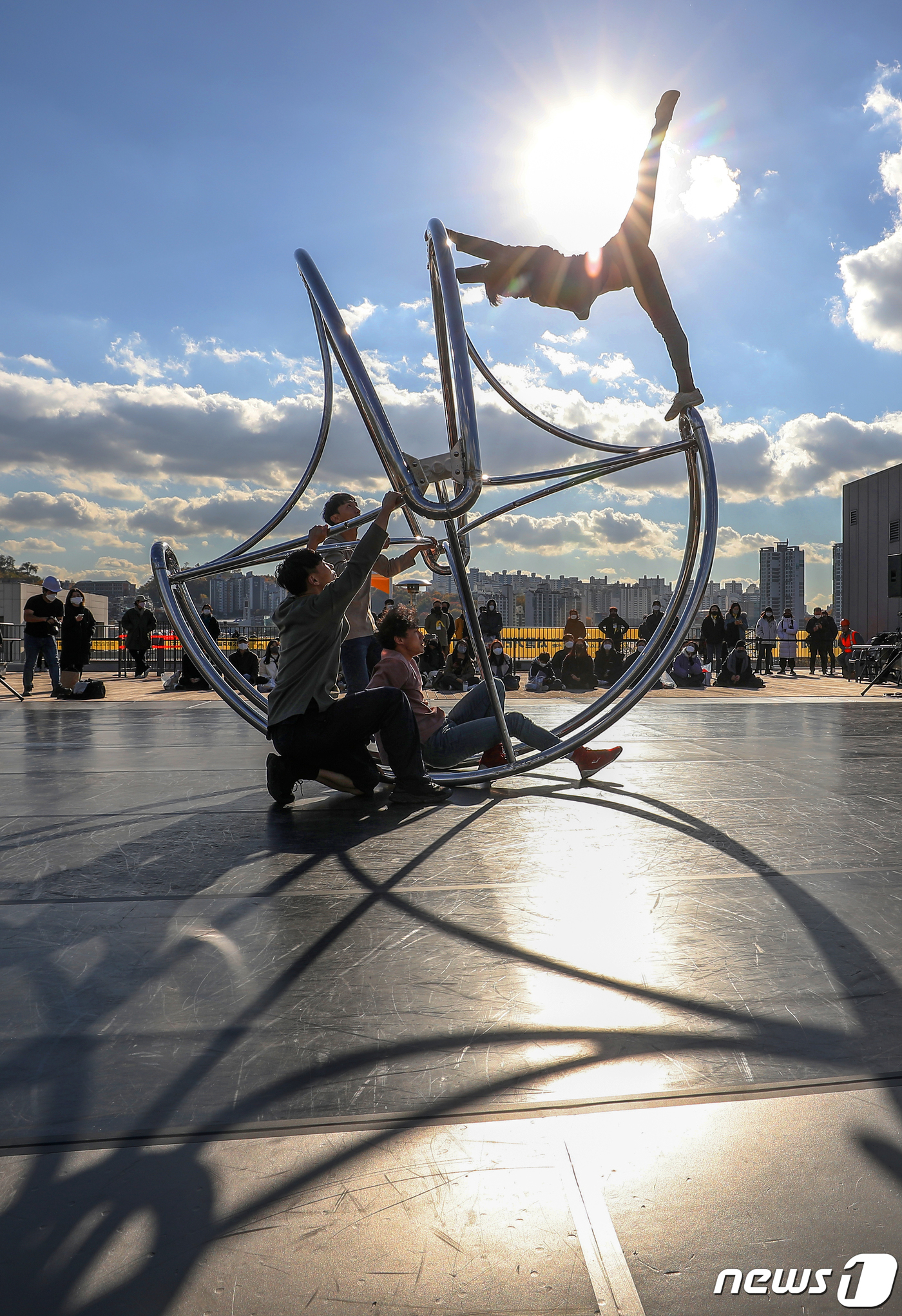 (서울=뉴스1) 민경석 기자 = 12일 오후 서울 용산구 노들섬 일대에서 열린 '서울거리예술축제'에서 공연팀 포스가 서커스 공연 '아슬'을 선보이고 있다.서울거리예술축제는 2003 …