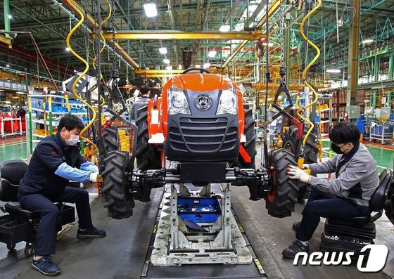 지난 9일 대동공장 트랙터 생산라인 (대동 제공)/2021.11.14 © 뉴스1