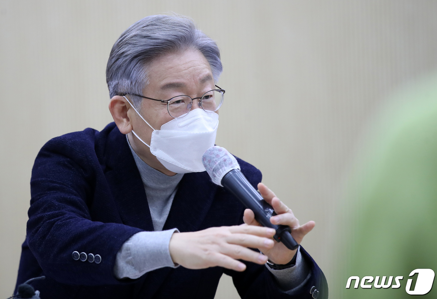 (울산=뉴스1) 오대일 기자 = 전국 민생탐방 투어에 나선 이재명 더불어민주당 대선 후보가 12일 오후 울산 남구 시의회 대강당에서 열린 '청년이 묻고, 이재명이 답하다' 울산 청 …