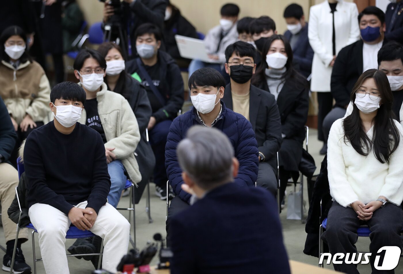 본문 이미지 - 12일 오후 울산 남구 시의회 대강당에서 열린 이재명 더불어민주당 대선 후보의 '청년이 묻고, 이재명이 답하다' 울산 청년들과의 대화에서 2030 청년들이 이 후보의 인사말을 경청하고 있다. 이 후보는 이날 부산·울산·경남을 시작으로 약 8주간 버스를 타고 전국 곳곳의 목소리를 경청하는 매타버스(매주 타는 민생버스) 프로젝트에 돌입했다. 2021.11.12/뉴스1 ⓒ News1 오대일 기자
