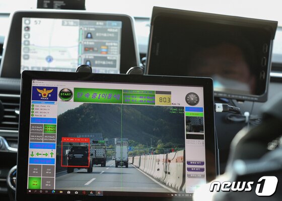 본문 이미지 - 암행순찰차 내부. 2021.11.12 ⓒ 뉴스1 신웅수 기자