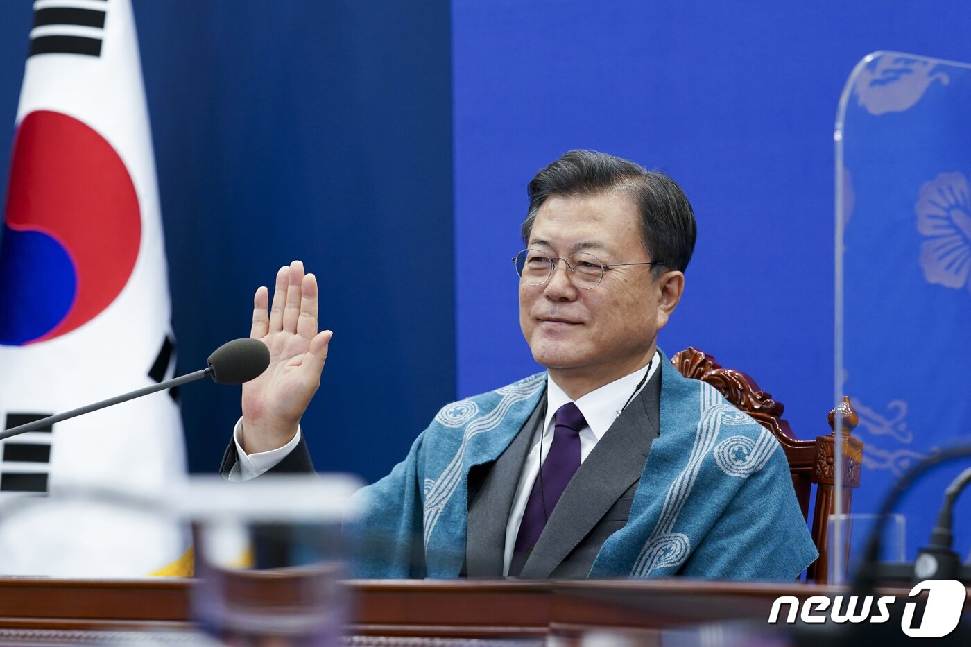 본문 이미지 - 문재인 대통령이 12일 청와대에서 제28차 아시아태평양경제협력체(APEC) 화상 정상회의에 참석해 기념촬영을 하고 있다. 2021.11.12/뉴스1 ⓒ News1 이광호 기자