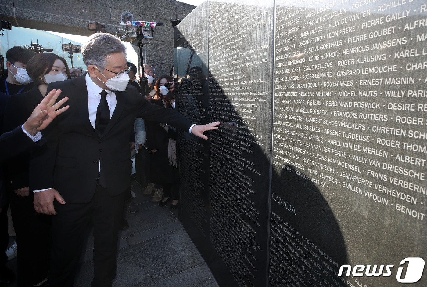 (부산=뉴스1) 오대일 기자 = 전국 민생탐방 투어에 나선 이재명 더불어민주당 대선 후보가 13일 오전 부산 남구 유엔기념공원을 참배하며 유엔군 전몰장병 추모명비를 살펴보고 있다. …