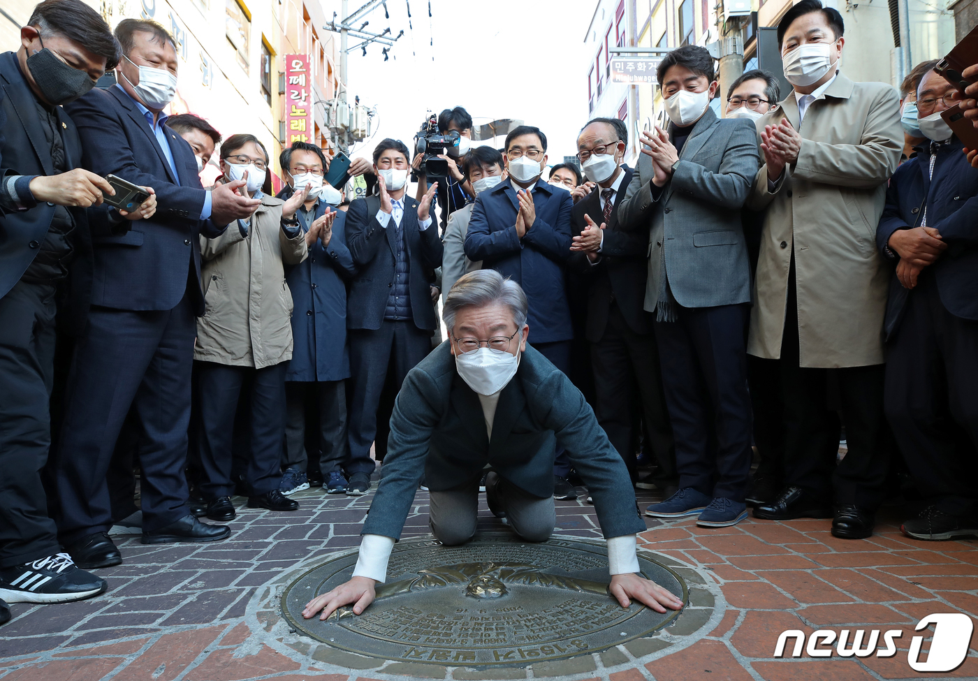 (창원=뉴스1) 오대일 기자 = 전국 민생탐방 투어에 나선 이재명 더불어민주당 대선 후보가 13일 오후 경남 창원시 3·15 의거 발원지 기념관을 방문해 3·15 의거 발원지 동판 …