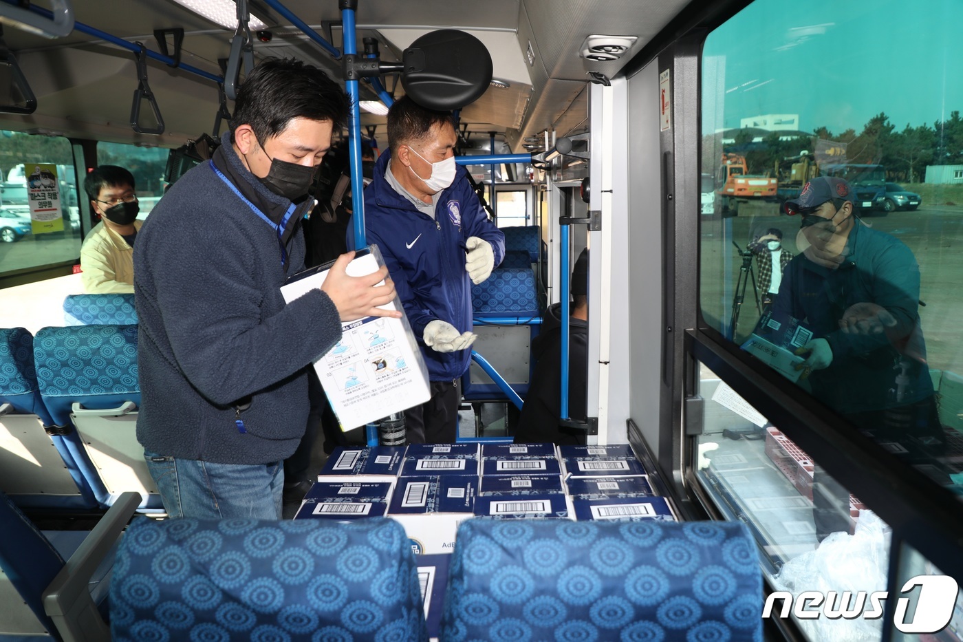 (제주=뉴스1) 고동명 기자 = 제주도 관계자가 14일 오전 제주시민복지타운에서 정부에서 지원받은 요소수 2000리터(2톤)를 시내버스, 마을버스 등 도내 운수업체 9곳에 공급하고 …