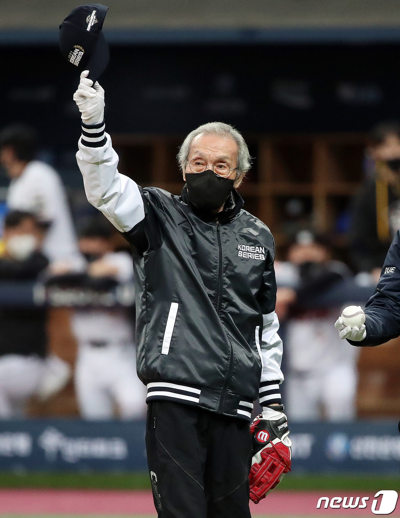 (서울=뉴스1) 김진환 기자 = 14일 오후 서울 구로구 고척스카이돔에서 열리는 '2021 신한은행 쏠 KBO 한국시리즈’ 1차전 두산베어스와 kt 위즈의 경기에 앞서 넷플릭스 드 …