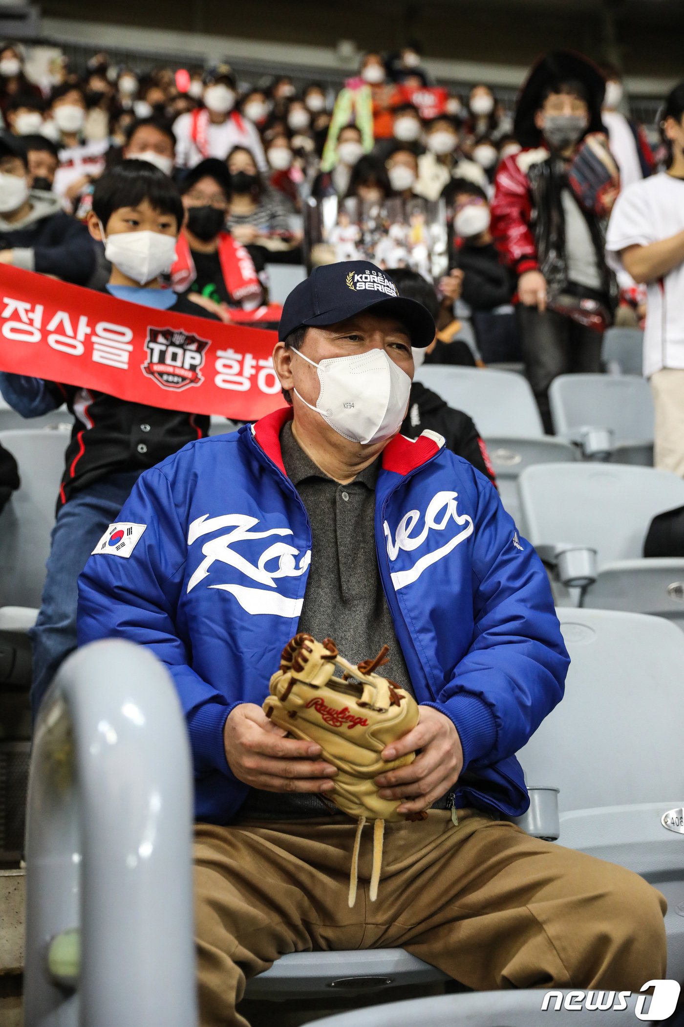 본문 이미지 - 윤석열 국민의힘 대선 후보가 14일 오후 서울 구로구 고척스카이돔에서 열린 '2021 신한은행 쏠 KBO 한국시리즈’ 1차전 두산베어스와 kt 위즈의 경기를 지켜보고 있다. 2021.11.14/뉴스1 ⓒ News1 임세영 기자