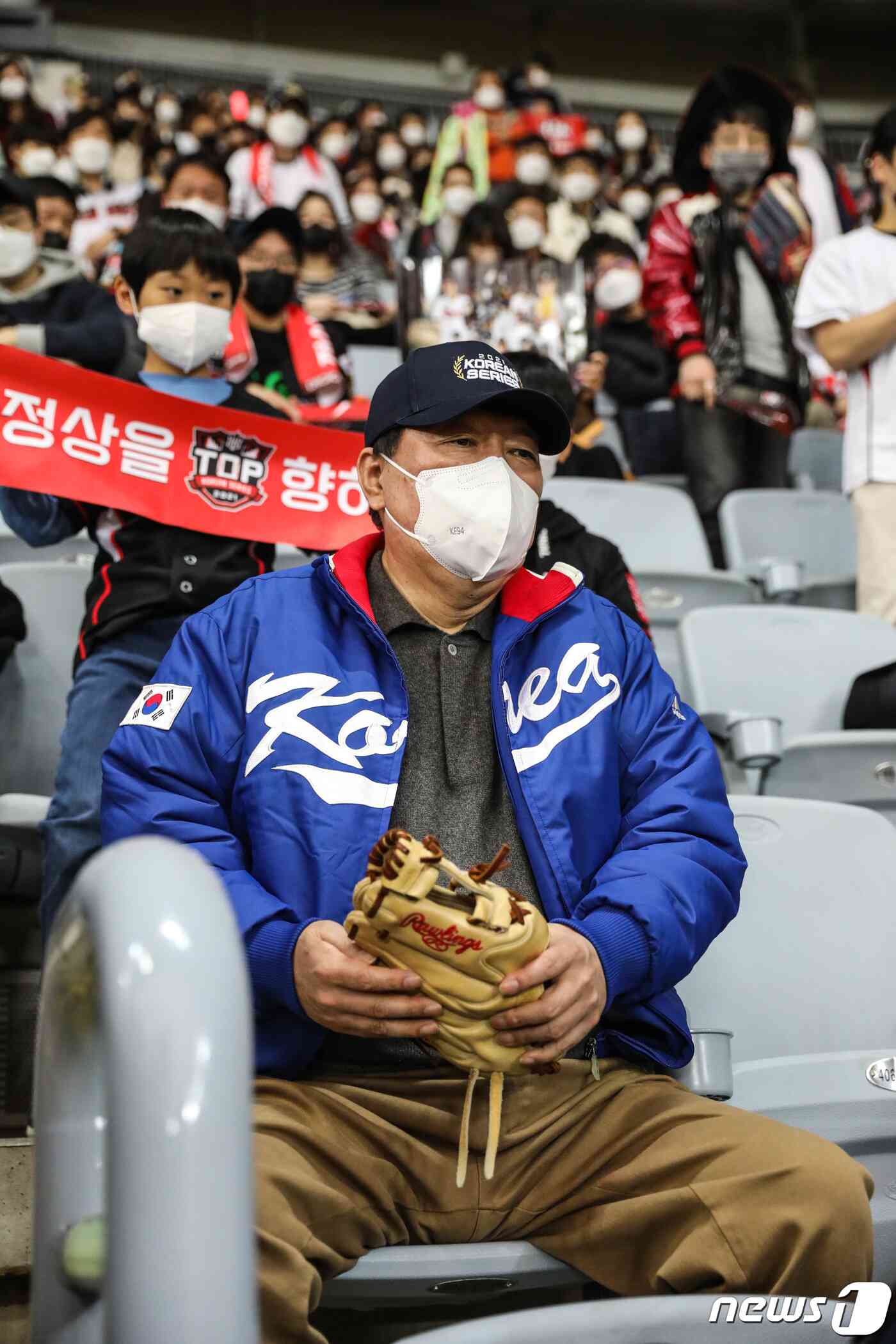 윤석열 국민의힘 대선 후보가 14일 오후 서울 구로구 고척스카이돔에서 열린 '2021 신한은행 쏠 KBO 한국시리즈’ 1차전 두산베어스와 kt 위즈의 경기를 지켜보고 있다. 2021.11.14/뉴스1 © News1 임세영 기자