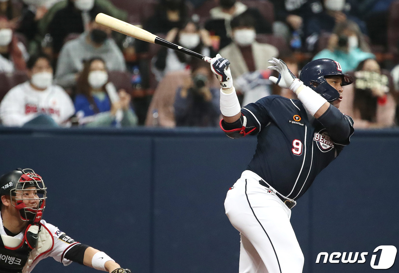 (서울=뉴스1) 임세영 기자 = 14일 오후 서울 구로구 고척스카이돔에서 열린 '2021 신한은행 SOL KBO리그' 한국시리즈 1차전 두산 베어스와 KT 위즈 경기 4회초 무사 …