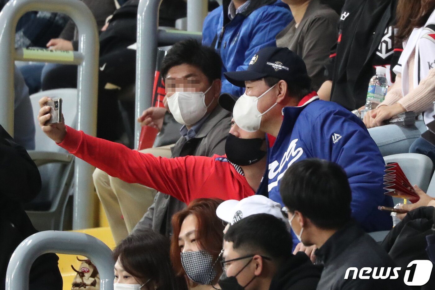 본문 이미지 - 윤석열 국민의힘 대선 후보가 14일 오후 서울 구로구 고척스카이돔에서 열린 '2021 신한은행 쏠 KBO 한국시리즈' 두산 베어스와 KT 위즈의 1차전 경기에서 관람 도중 지지자와 기념촬영하고 있다. 2021.11.14/뉴스1 ⓒ News1 국회사진취재단