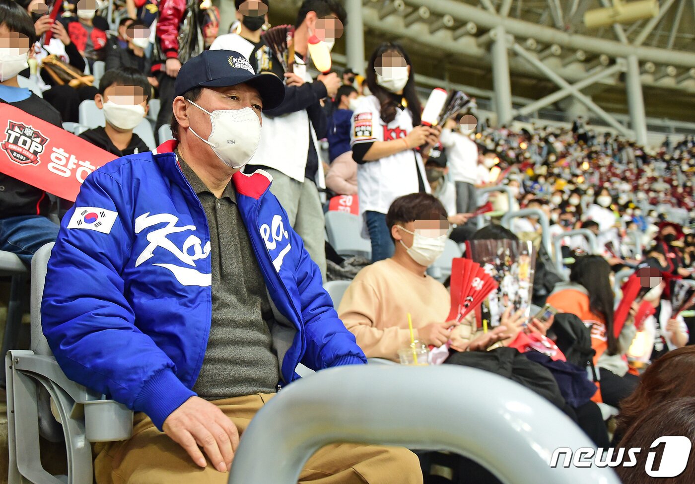 본문 이미지 - 윤석열 국민의힘 대선 후보가 14일 서울 구로구 고척스카이돔에서 열린 한국시리즈 1차전 두산 베어스와 kt wiz의 경기를 관람하고 있다. 2021.11.14/뉴스1 ⓒ News1 국회사진취재단