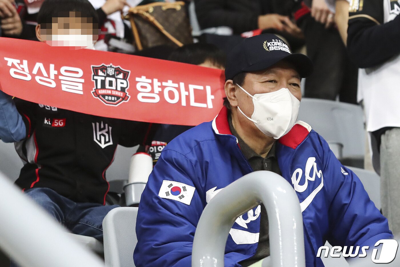 본문 이미지 - 윤석열 국민의힘 대선 후보가 14일 프로야구 한국시리즈(KS) 1차전 경기가 열리는 서울 구로구 고척스카이돔을 찾아 관람하고 있다. 2021.11.14/뉴스1 ⓒ News1 국회사진취재단