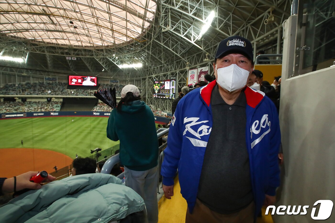 본문 이미지 - 윤석열 국민의힘 대선 후보가 14일 프로야구 한국시리즈(KS) 1차전 경기가 열리는 서울 구로구 고척스카이돔을 찾아 관중석으로 이동하고 있다. 2021.11.14/뉴스1 ⓒ News1 국회사진취재단