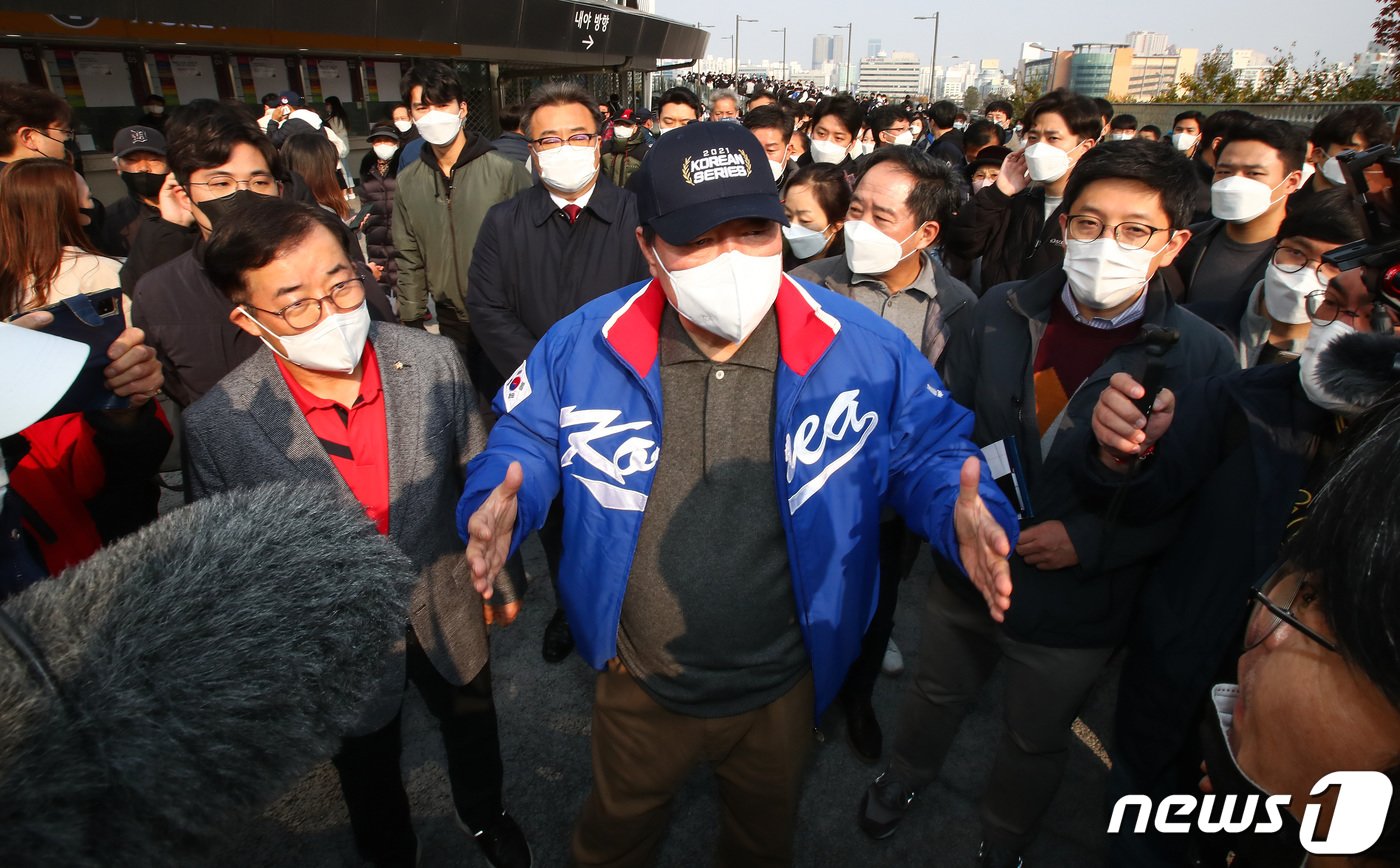 본문 이미지 - 윤석열 국민의힘 대선 후보가 14일 프로야구 한국시리즈(KS) 1차전 경기가 열리는 서울 구로구 고척스카이돔을 찾아 줄을 서서 기다리고 있다. 2021.11.14/뉴스1 ⓒ News1 국회사진취재단